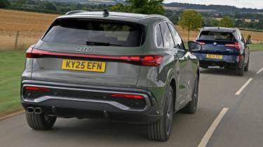 Audi Q5 и BMW X3 сзади в движении